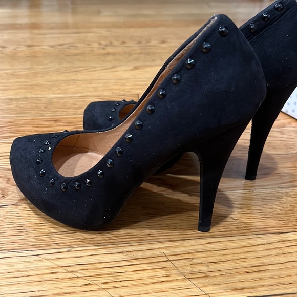 Black high heels with round spikes around - Picture 3 of 3